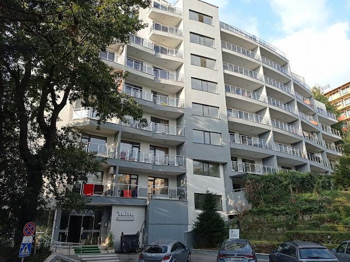 Three-bedroom apartment with a direct sea view. Golden Sands.